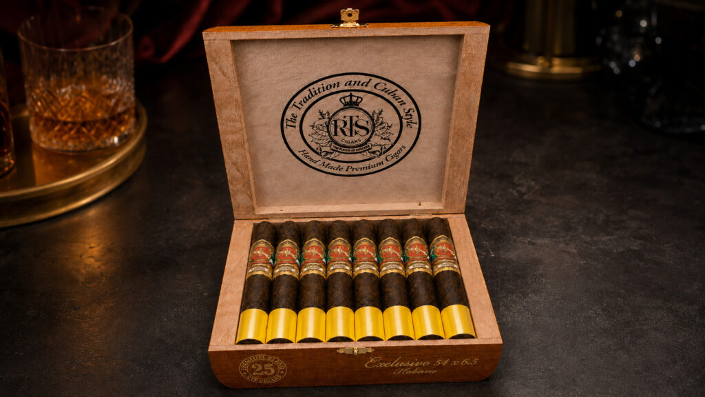 Open Super Premium Box of 25 cigars in cedar with gold bands and an engraved lid crest